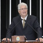 Senador Roberto Requião (PMDB-PR) diz que PMDB deve repensar alianças
