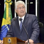 Senador Roberto Requião (PMDB-PR) comemora medidas tomadas pelo governo paraguaio sobre situação de brasileiros naturalizados naquele país