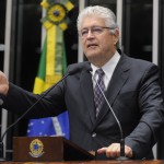 Senador Roberto Requião (PMDB-PR) alerta a presidente da República, Dilma Rousseff, para consequências da política de privatizações