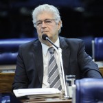 Em aparte, o senador Roberto Requião (PMDB-PR) classifica como “uma violência" o projeto que restringe a criação de novos partidos